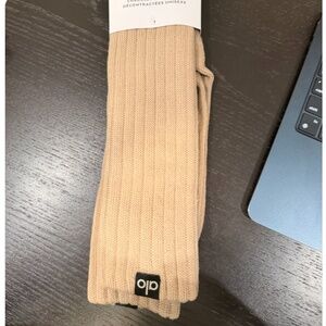 Alo Yoga Scrunch Socks (GRAVEL)